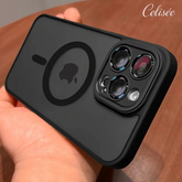 Noir Matte Shield – MagSafe iPhone Hülle auf einem Handteller, schwarz mit Kamerafunktion.